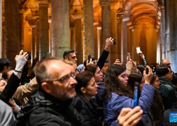 Flash mob performance of Chinese folk music staged in Istanbul, Türkiye