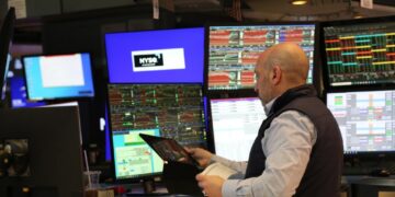 U.S. stocks close mixed